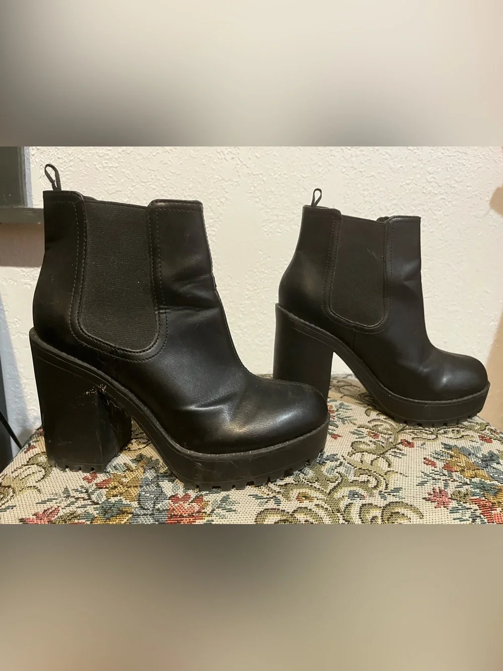 Women's Black Chunky Heel Chelsea Boot